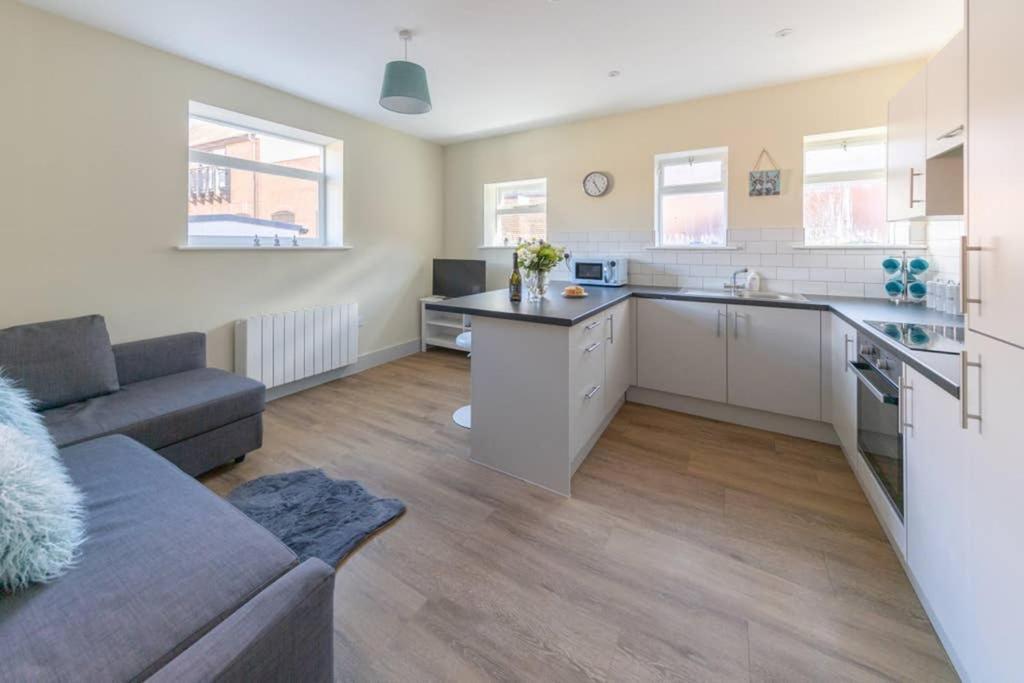 Hereford City Centre - Apartment 4, Isabella House - Modern Apartment In The Heart Of The City - Sleeps 4 Guests - Hosted By Rentmyhouse エクステリア 写真